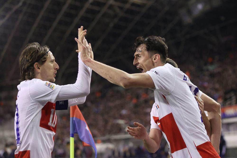 维尼修斯和阿森纳U16球员合影，2米法国门将抢镜