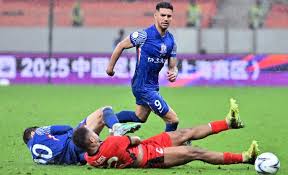 内蒙古额尔古纳初冬银装素裹，金雕翱翔雪原尽显苍穹之王风范